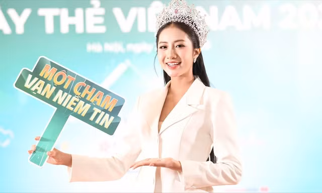 Hà Trúc Linh háo hức xem Đen biểu diễn ở đêm nhạc 'Chạm Việt Nam'