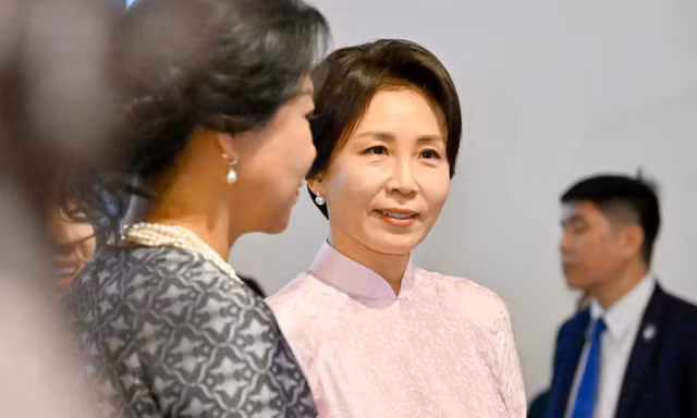 Chiếc áo dài Phu nhân Tổng thống Hàn Quốc mặc và lời đặt hàng đặc biệt