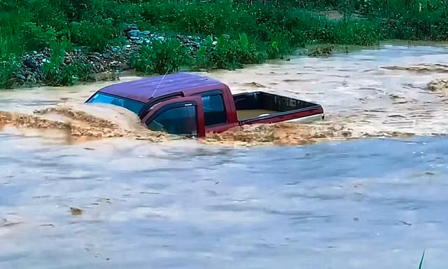 Phút thoát hiểm của tài xế khỏi ô tô bị lũ cuốn, clip ghi cảnh tượng thót tim