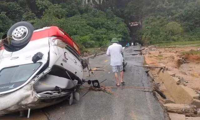 Lũ quét cuốn trôi xe khách chở 20 người tại Cao Bằng