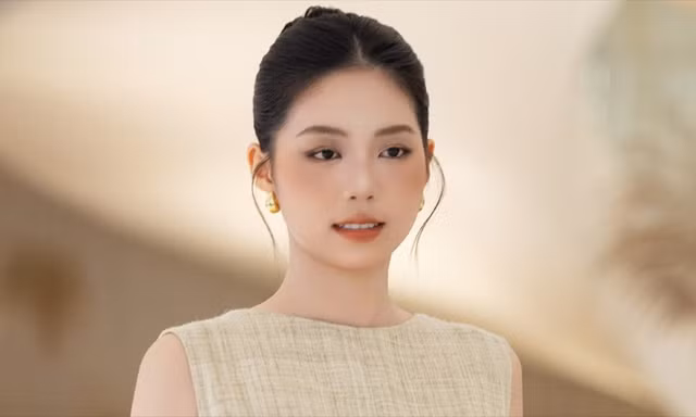 Á hậu Châu Anh chơi đàn piano mở màn show diễn