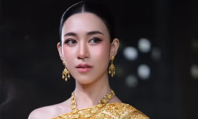 Hoa hậu 27 tuổi từ bỏ danh hiệu