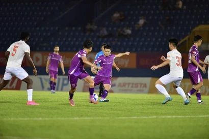 HIGHLIGHTS: Tuyệt phẩm của Ngô Tùng Quốc giúp Becamex TPHCM thắng đẹp Hà Tĩnh 