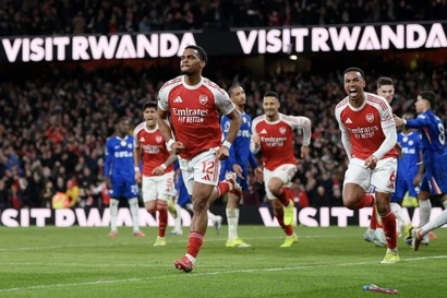 HIGHLIGHTS : Arsenal ngược dòng đánh bại Chelsea, vững ngôi đầu bảng 