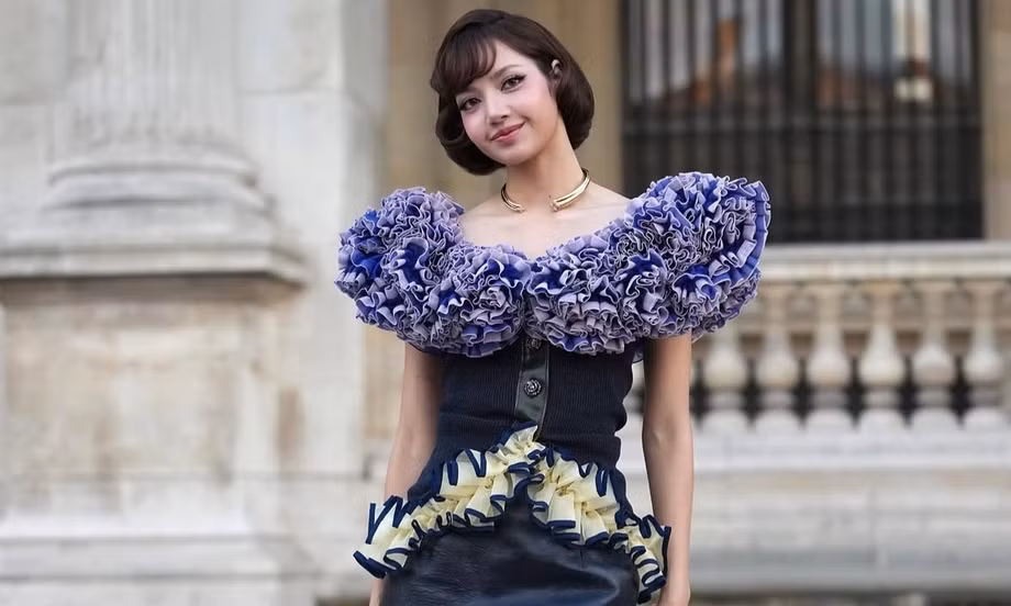 Lisa ngọt ngào bất ngờ tại Paris Fashion Week trong thiết kế Louis Vuitton