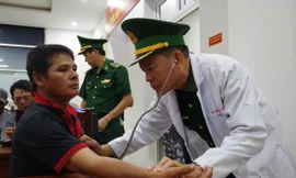 Bộ đội Biên phòng thăm khám sức khoẻ cho các thuyền viên trên 2 tàu cá gặp nạn