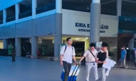 Nhân viên y tế đưa tạng của người cho chết não đến bệnh viện để ghép