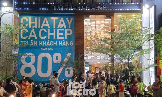 Khách xếp hàng dài chờ thanh toán tại Nhà sách Cá Chép những ngày cuối