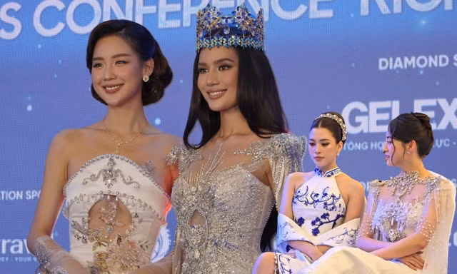 Tiểu Vy nũng nịu bên Lương Thùy Linh tại họp báo công bố Miss World 2026