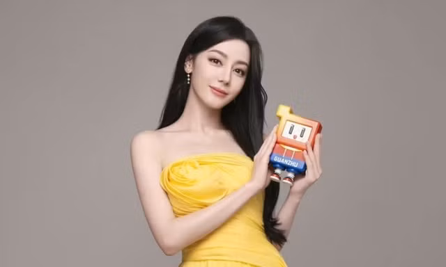 Địch Lệ Nhiệt Ba khoe vóc dáng “mình hạc xương mai” trong trang phục của NTK Việt