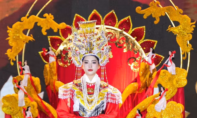 Hoa hậu Tiểu Vy lộng lẫy trong thiết kế cổ trang nhưng vì sao netizen lại lo lắng?