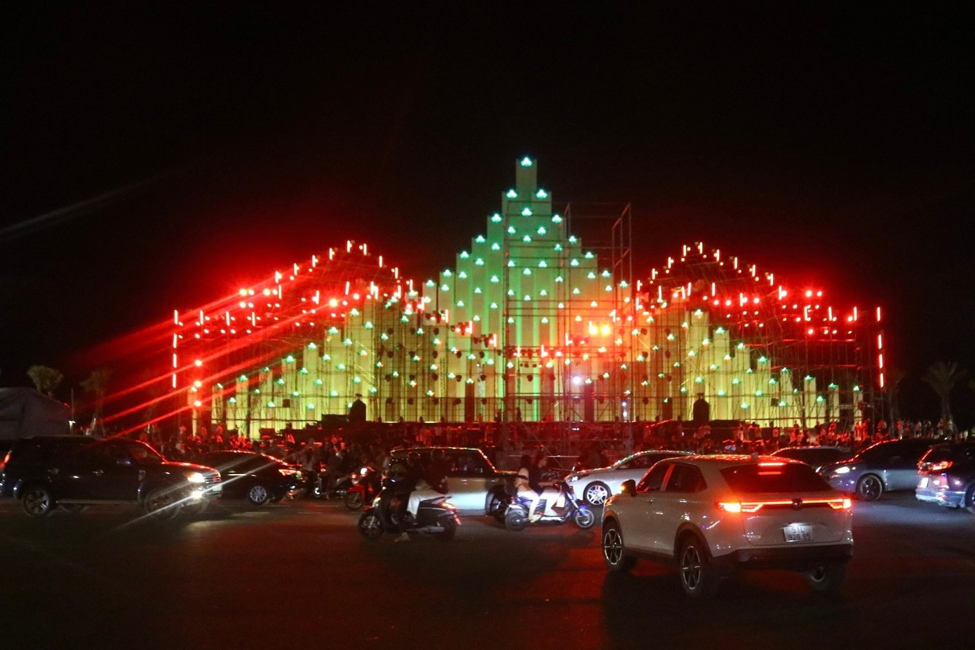 Theo ghi nhận, tối cùng ngày, trục đường Thùy Vân, Lê Hồng Phong chứng kiến cảnh ùn tắc nhẹ phía trước quảng trường, sau đó thông thoáng trở lại. Đại diện đơn vị thi công cho biết hệ thống đèn tại tháp, đài phun nước cạn và sân khâu sẽ được thắp sáng xuyên suốt kỳ nghỉ lễ 2/9, tạo điểm vui chơi cho bà con, du khách. Ảnh: Hoàng Nhân.