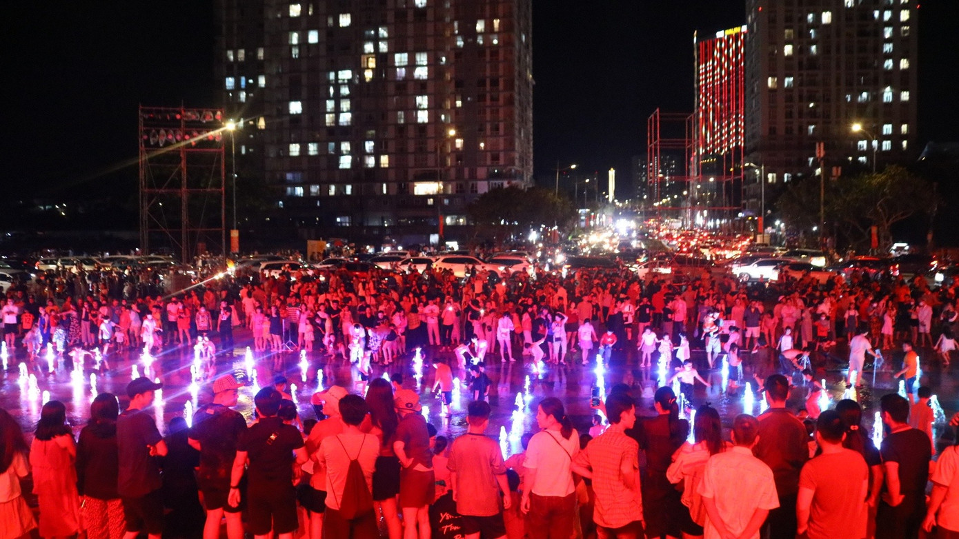 Ngày đầu của kỳ nghỉ lễ Quốc khánh 2/9, phường Vũng Tàu, điểm du lịch quan trọng của TP.HCM, ghi nhận sự nhộn nhịp đầu tiên tại quảng trường Thùy Vân. Trong đó, người dân tập trung đông đúc khu vực phía trước tháp Tam Thắng. Tối ngày 30/8 cũng là lần đầu tiên công trình điểm nhấn ở quảng trường mở cửa đón du khách. Trước đó, đơn vị dựng biển cấm trong quá trình hoàn thiện một số công đoạn cuối. Ảnh: Hoàng Nhân.