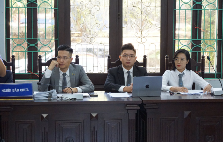 Nhóm luật sư bào chữa cho bị cáo. screen-shot-2025-10-17-at-120810.png