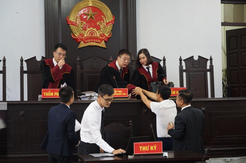 Hội đồng xét xử bắt tay bị cáo sau khi tuyên án. screen-shot-2025-10-17-at-120829.png