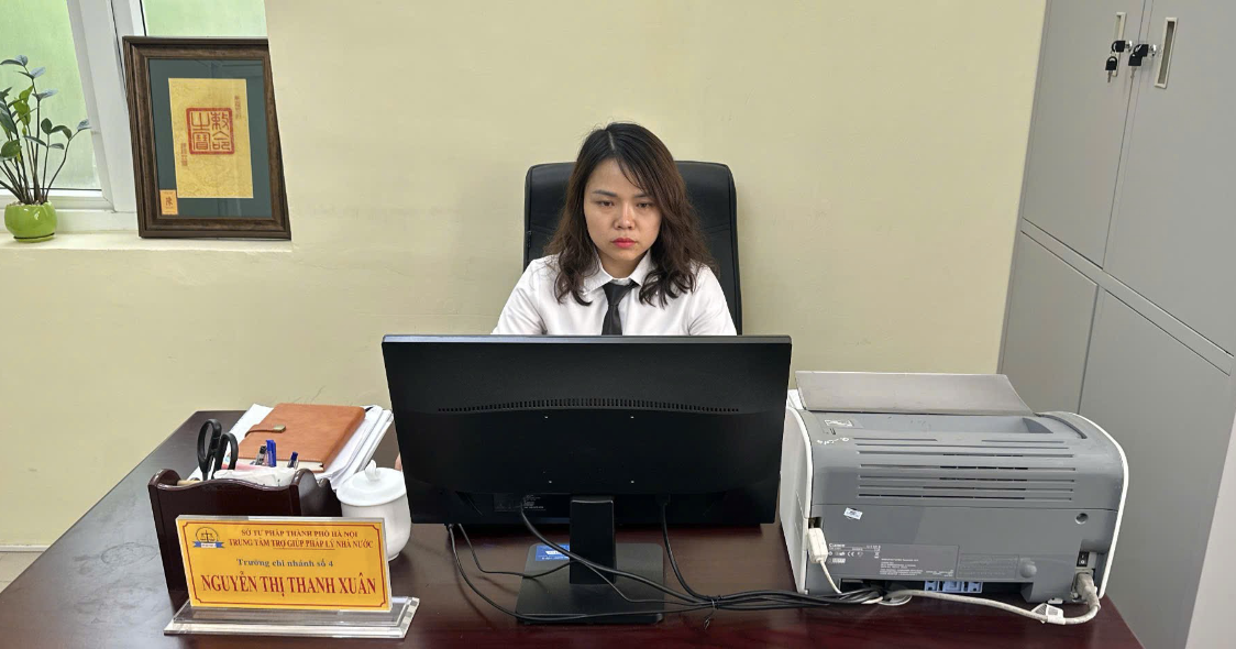 Nữ Trợ giúp viên pháp lý thuộc Trung tâm Trợ giúp pháp lý Nhà nước TP Hà Nội. screen-shot-2025-10-06-at-182205.png