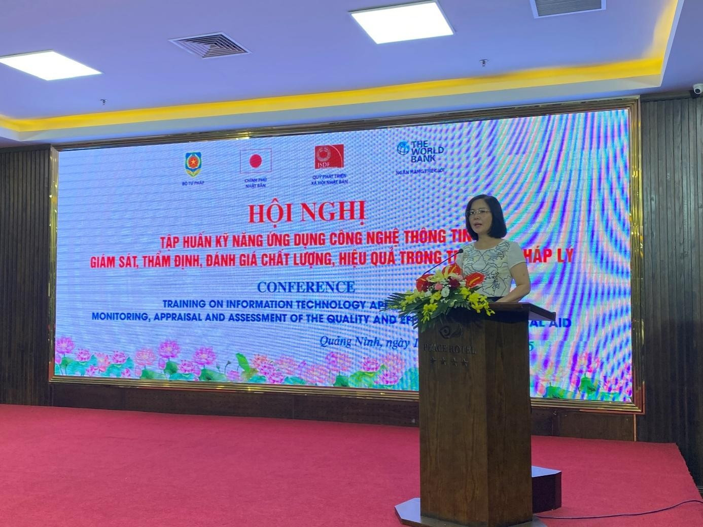 Bà Vũ Thị Hường phát biểu. chi-huong.jpg