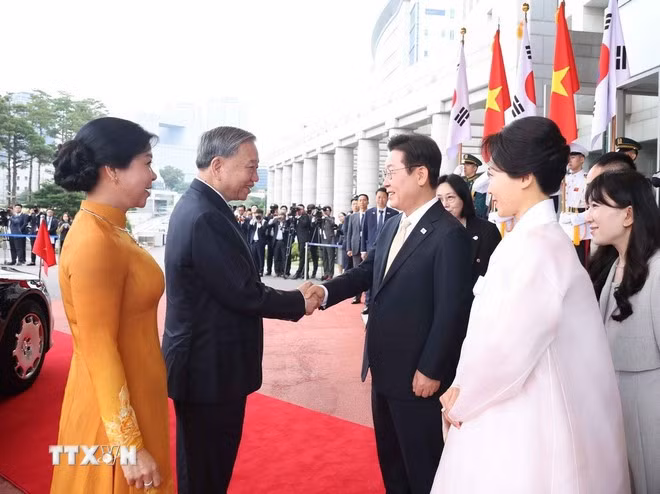 Tổng thống Hàn Quốc Lee Jae Myung và Phu nhân đón Tổng Bí thư Tô Lâm và Phu nhân. (Ảnh: Thống Nhất/TTXVN)