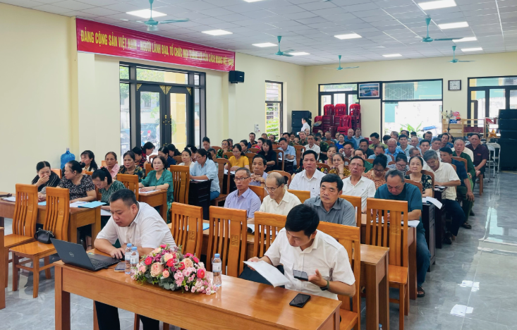 Đại biểu, người dân tham dự hội nghị. screen-shot-2025-10-10-at-165022.png