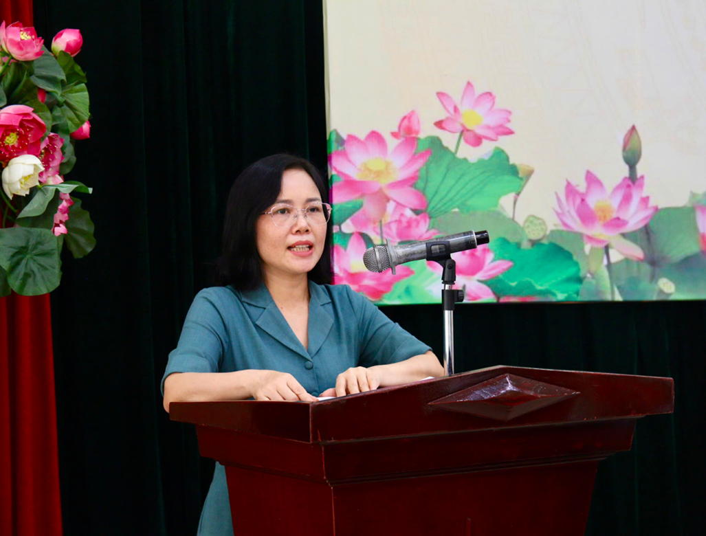 Bà Vũ Thị Hường phát biểu tại hội nghị. chi-huong-tro-giup.png