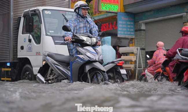 Mưa như trút từ trưa đến chiều, nhiều tuyến đường TPHCM hóa sông