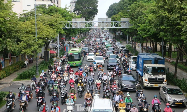 TPHCM chuyển đổi xe xăng sang xe điện như thế nào?
