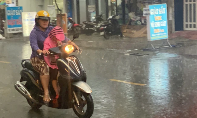 TPHCM mưa trắng trời trước lễ Giáng sinh, cơ quan khí tượng cảnh báo khẩn