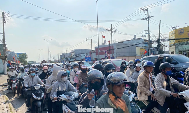 [Clip] 'Mướt mồ hôi', chật vật quay lại TPHCM ngày cuối kỳ nghỉ Tết