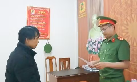 Tạm giam 2 đối tượng giả danh công an dùng súng nhựa cướp xe máy