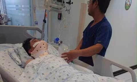 Hiện em H. đang cấp cứu tại Bệnh viện Nhi đồng TP.HCM.