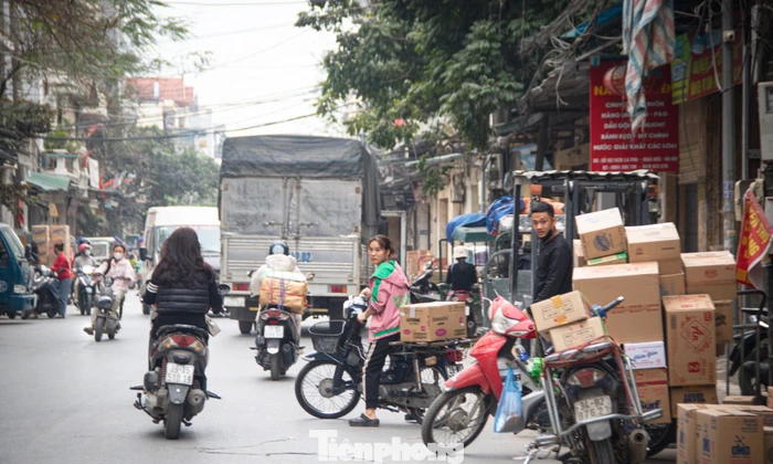 Sau thời gian im ắng, 'thủ phủ' bánh kẹo La Phù hối hả vào vụ Tết