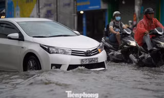 Mưa lớn giờ cao điểm ở TPHCM, đường mênh mông nước
