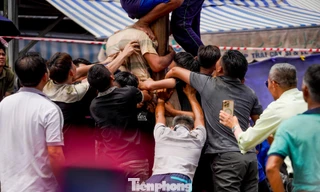Trai vùng biển leo cột mỡ trong lễ hội Nghinh Ông Cần Giờ