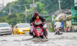 Cận cảnh 'điểm đen' ngập úng, cứ mưa là hóa sông ở TPHCM