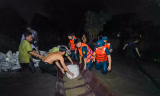 'Chưa thấy triều cường nào lớn như năm nay', người dân Thanh Đa trắng đêm giữ bờ kè