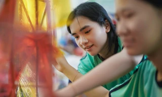Xem học sinh xã đảo tự tay trang trí lồng đèn trung thu