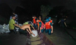 'Chưa thấy triều cường nào lớn như năm nay', người dân Thanh Đa trắng đêm giữ bờ kè