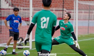 Các thủ môn đội tuyển Việt Nam mướt mồ hôi với bài... chơi chân
