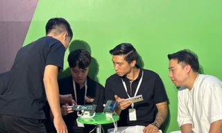 Người hâm mộ thích thú xem Văn Toàn, Văn Hậu 'đấu ngón'