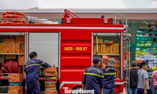 Dùng xe cứu hỏa chuyển hàng cứu trợ đến tận tay người dân vùng lũ