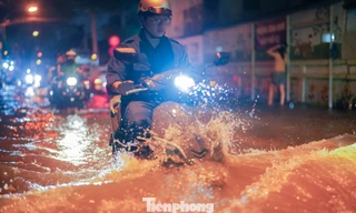 Triều cường ở TPHCM đạt đỉnh, phố ngập như sông