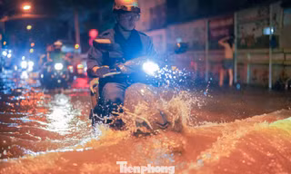 Triều cường ở TPHCM đạt đỉnh, phố ngập như sông