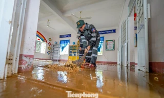 Cảnh sát cơ động Tây Nguyên tiếp sức các điểm trường tâm lũ Hòa Thịnh 