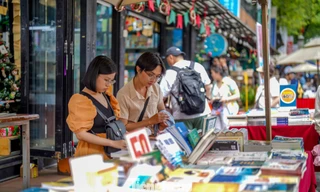 Giới trẻ TP HCM dạo phố sách, chụp hình check-in ngày đầu năm