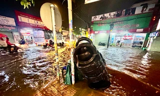 Chiếc xe máy chở lốp xe không thể di chuyển, phải nằm chờ bên vỉa hè.