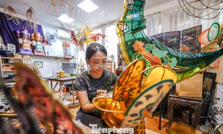 Nhóm bạn trẻ đam mê phục dựng đèn Trung thu cổ