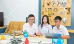 Các em học sinh trường THPT Hàm Rồng (Thanh Hoá) điều khiển robot. 