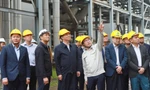 Chủ tịch HĐTV Petrovietnam Lê Mạnh Hùng (hàng đầu, thứ ba từ trái qua) kiểm tra công tác bảo dưỡng Nhà máy Ethanol Dung Quất.