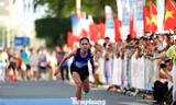 Khoảnh khắc gây xúc động mạnh tại vạch đích Giải Vô địch Quốc gia Marathon - Báo Tiền Phong 2026