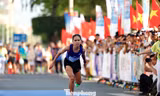 Khoảnh khắc gây xúc động mạnh tại vạch đích Giải Vô địch Quốc gia Marathon - Báo Tiền Phong 2026